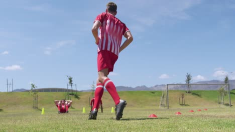voetballers die op het veld trainen