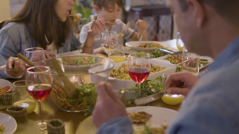 sobre el hombro, una foto de una familia feliz disfrutando de una cena juntos en casa