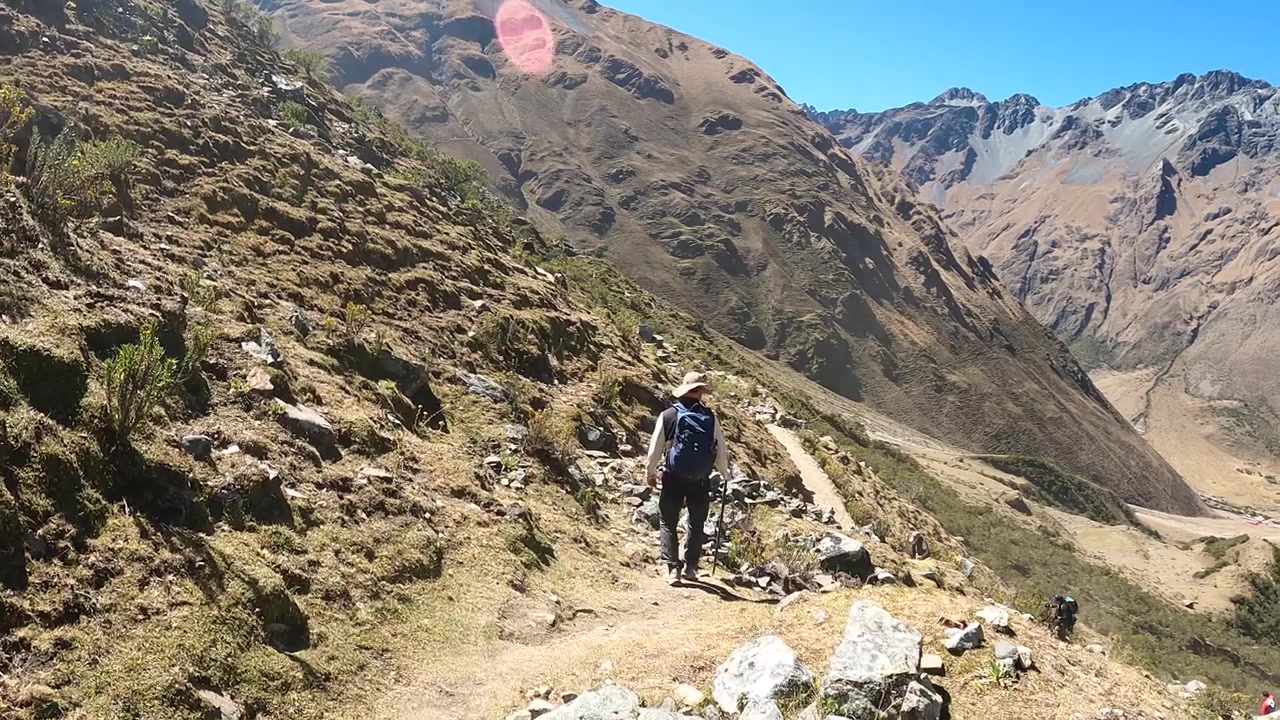 Escursionista che fa trekking sulle Ande con vista sulle montagne e sul Lago Humantay vicino a Machu Picchu, Perù.