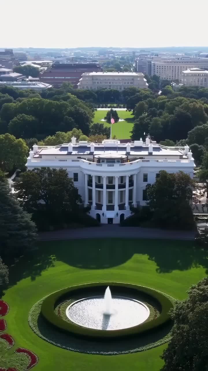 Vídeo aéreo de um grande edifício branco cercado por vegetação exuberante e paisagem urbana