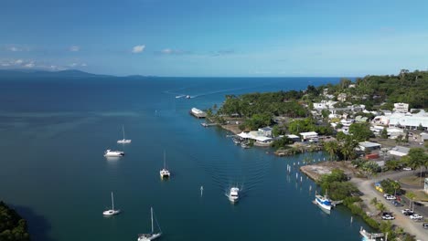 Port-Douglas-Crystalbrook-Superyacht-Marina-Mit-Blick-Auf-Den-Great-Barrier-Reef-Marine-Park