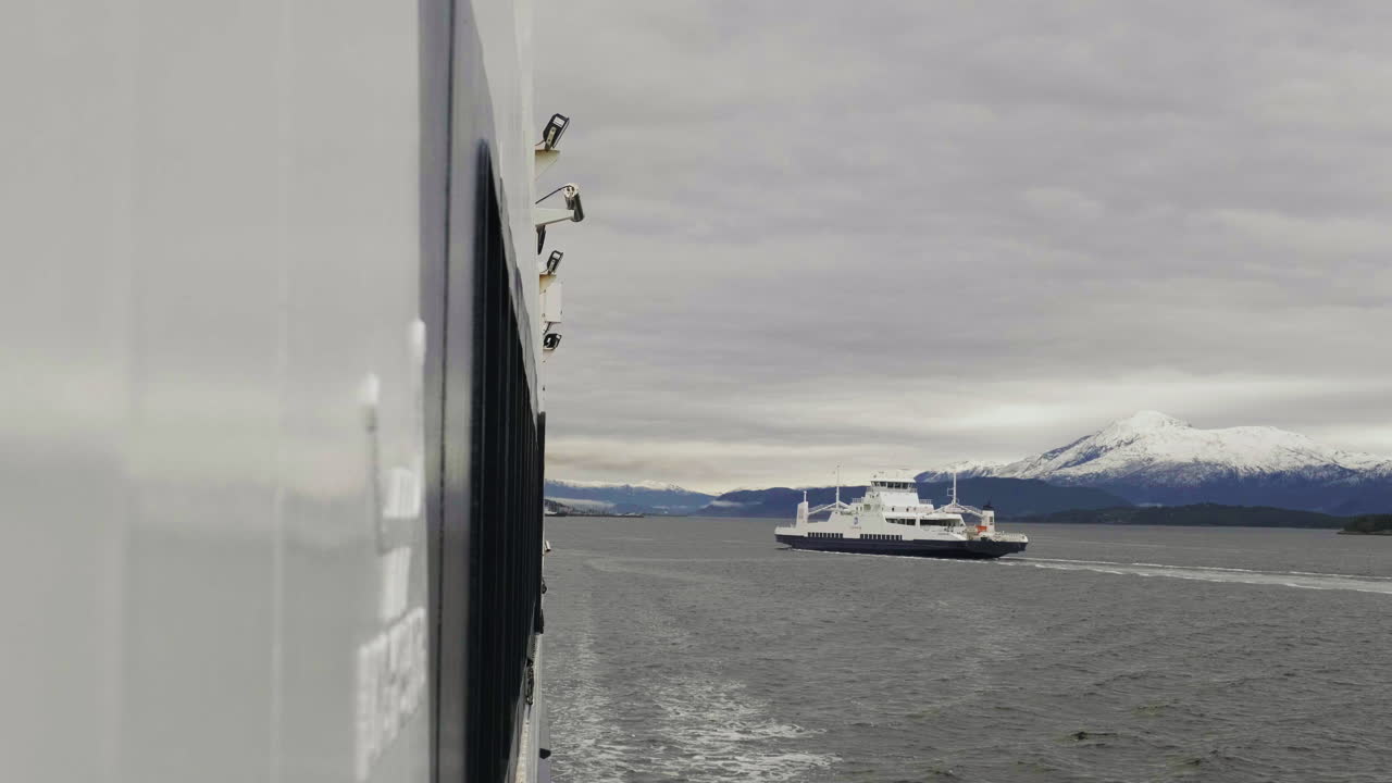 노르웨이 몰데(molde)를 배경으로 산을 배경으로 다른 페리를 지나는 페리