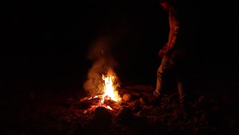 Ein-Buschmann-Wärmt-Sich-Nachts-Am-Lagerfeuer-Im-Viktorianischen-Hochland