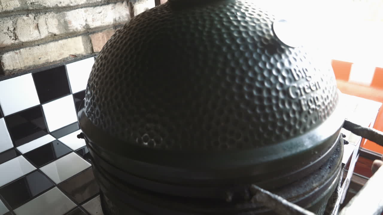 preparación de pan de pita en la parrilla.