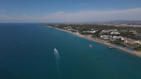 Parachute-Connected-To-The-Speedboat