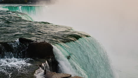 Cae-Una-Poderosa-Corriente-De-Agua:-Las-Majestuosas-Cataratas-Del-Niágara,-Vistas-Desde-El-Lado-Americano.-Vídeo-4k-A-120-Fps