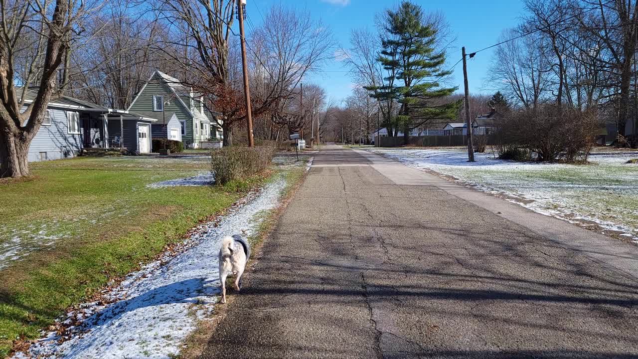 눈으로 거리를 걷는 남자의 pov 샷이 측면 영역을 덮었습니다.