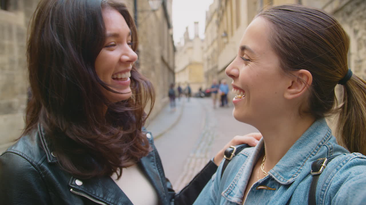 Scatto POV della stessa coppia di donne in posa per un selfie mentre visitano Oxford, Regno Unito, insieme.