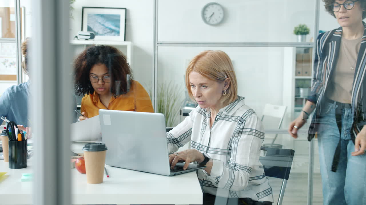 Team Møde i moderne kontor