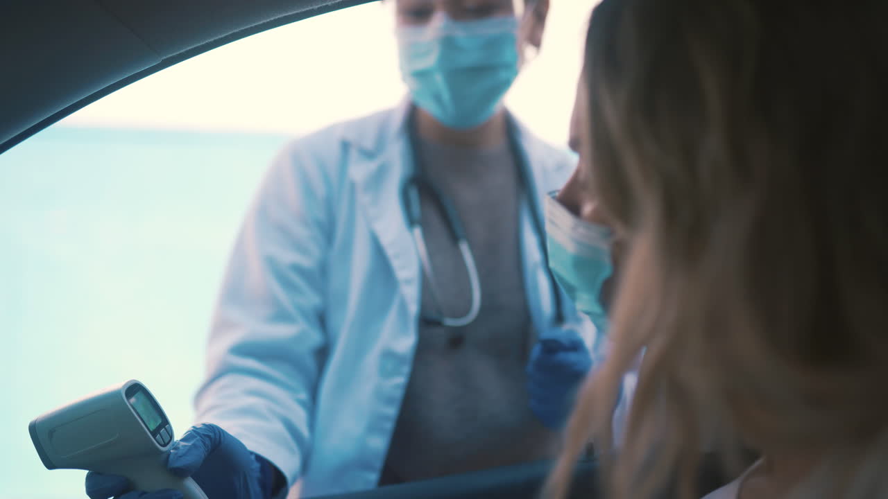 déjame tomarle la temperatura.