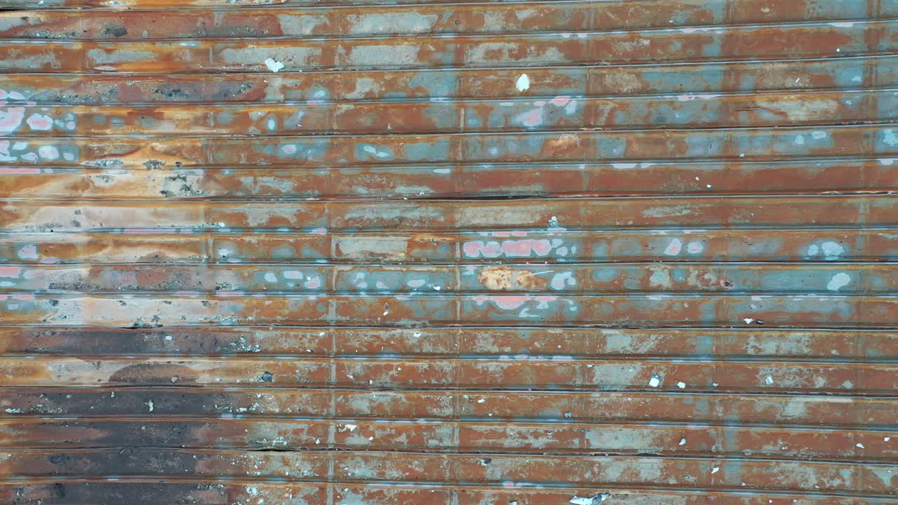 edificio quemado con techo dañado