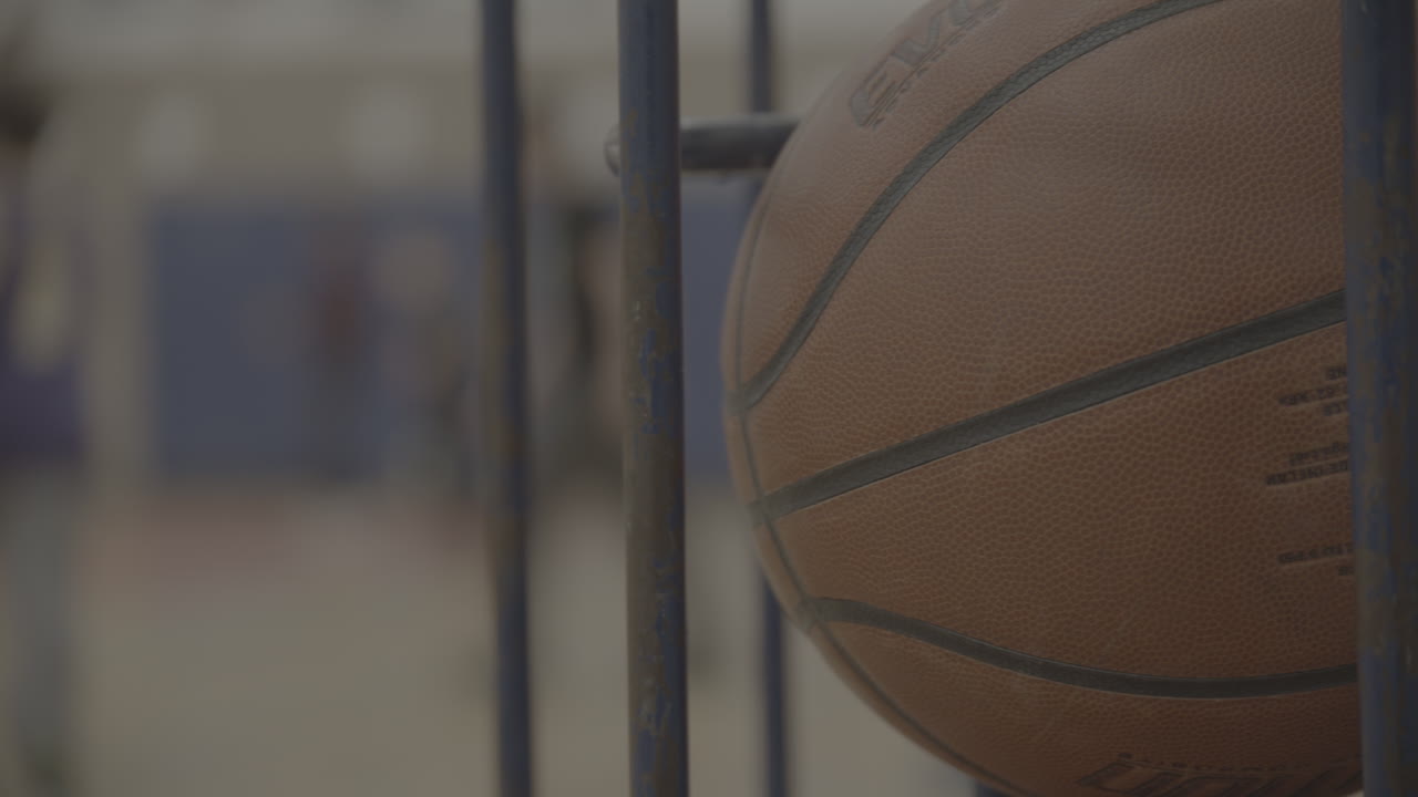 baloncesto de la clase de gimnasia en la escuela secundaria