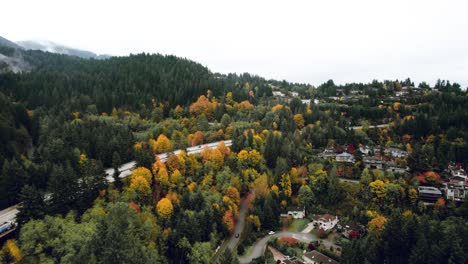 Hermoso-Barrio-Montañoso-Urbano-En-Otoño,-Vista-Panorámica-A-Lo-Largo-De-Un-Corredor-De-Autopista,-Vancouver-Oeste-Nublado