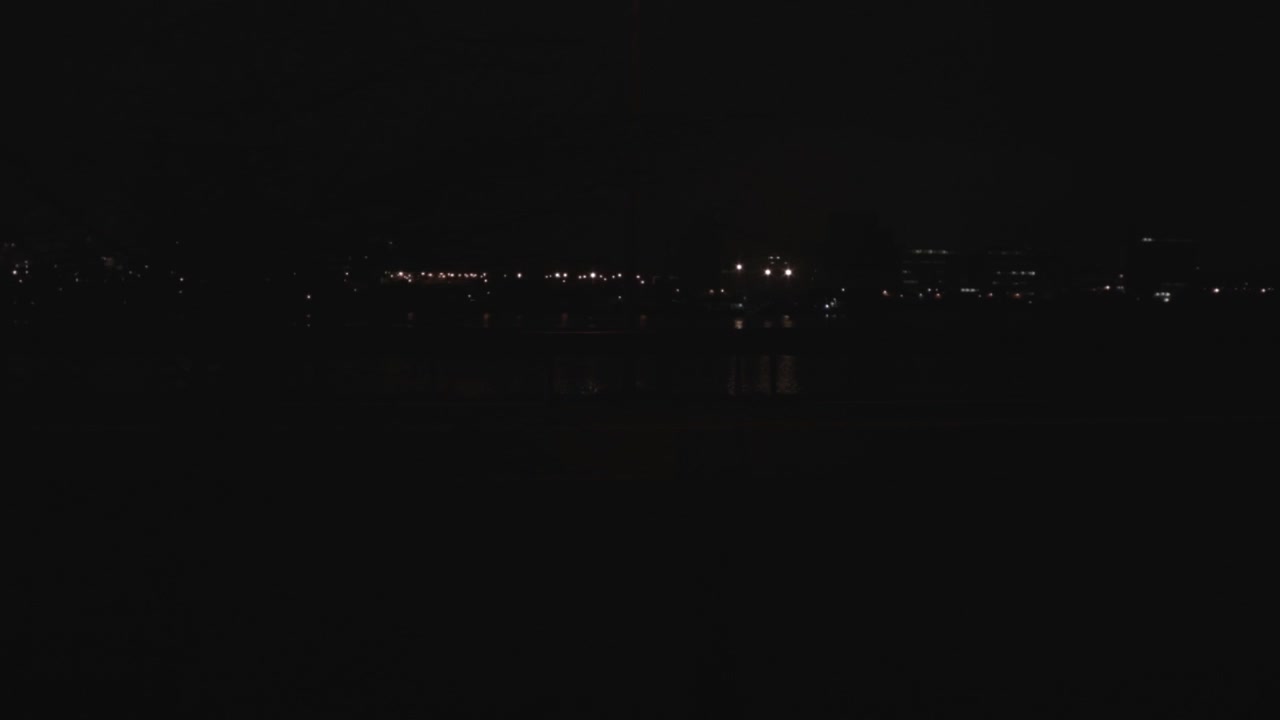 Traffico autostradale vicino al porto di notte.