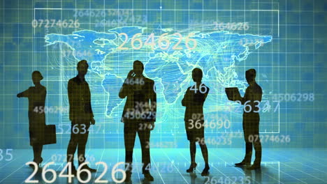 múltiples números cambiantes sobre la silueta de los hombres de negocios contra el mapa del mundo en fondo azul