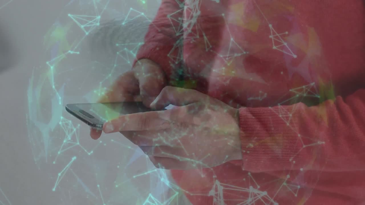 animación de formas en movimiento sobre un hombre de negocios caucásico usando un teléfono inteligente