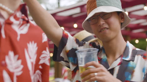 amigos en un festival de música al aire libre