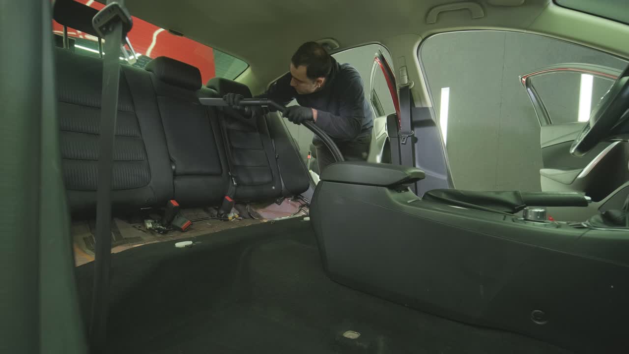 limpieza profesional de automóviles. lavado de sars. detalles interiores. limpieza en seco y detalles del interior de un automóvil. limpeza profunda de asientos. limpeza de espuma en el lavado de automóviles; limpieza del panel del automóvil del polvo. una aspiradora