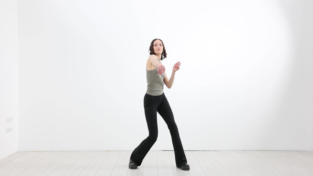 Kvinde danser indendørs