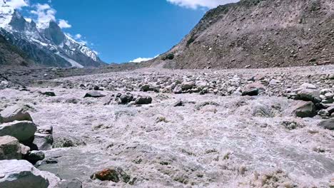 toma en cámara lenta de ganges que fluye desde su origen