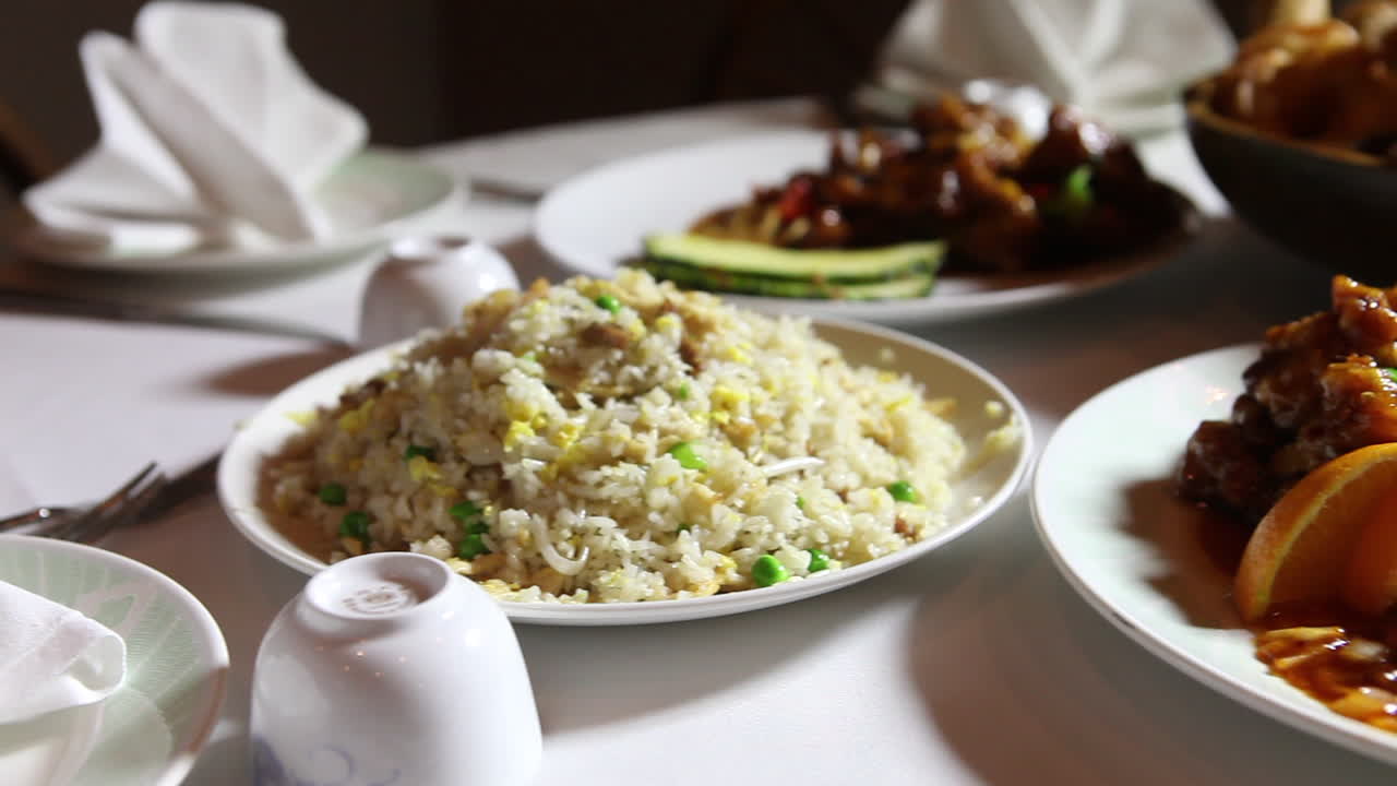 el pollo teriyaki y el arroz se presentan en una mesa de restaurante