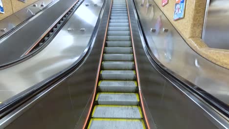 escalera mecánica ascendente en una estación de metro de hong kong