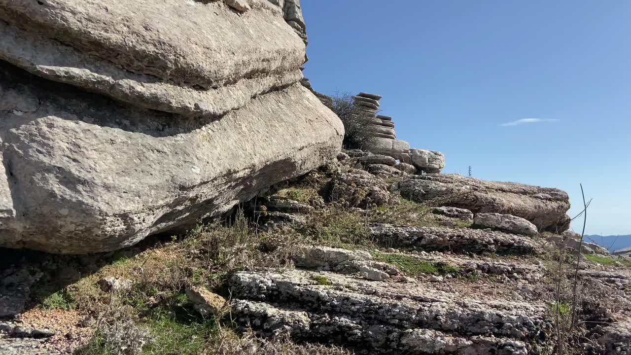 스페인 엘 토르칼 데 안테케라(el torcal de antequera)의 카르스트 지형을 통과하는 바위가 많은 산악 지역을 통한 짧은 여행