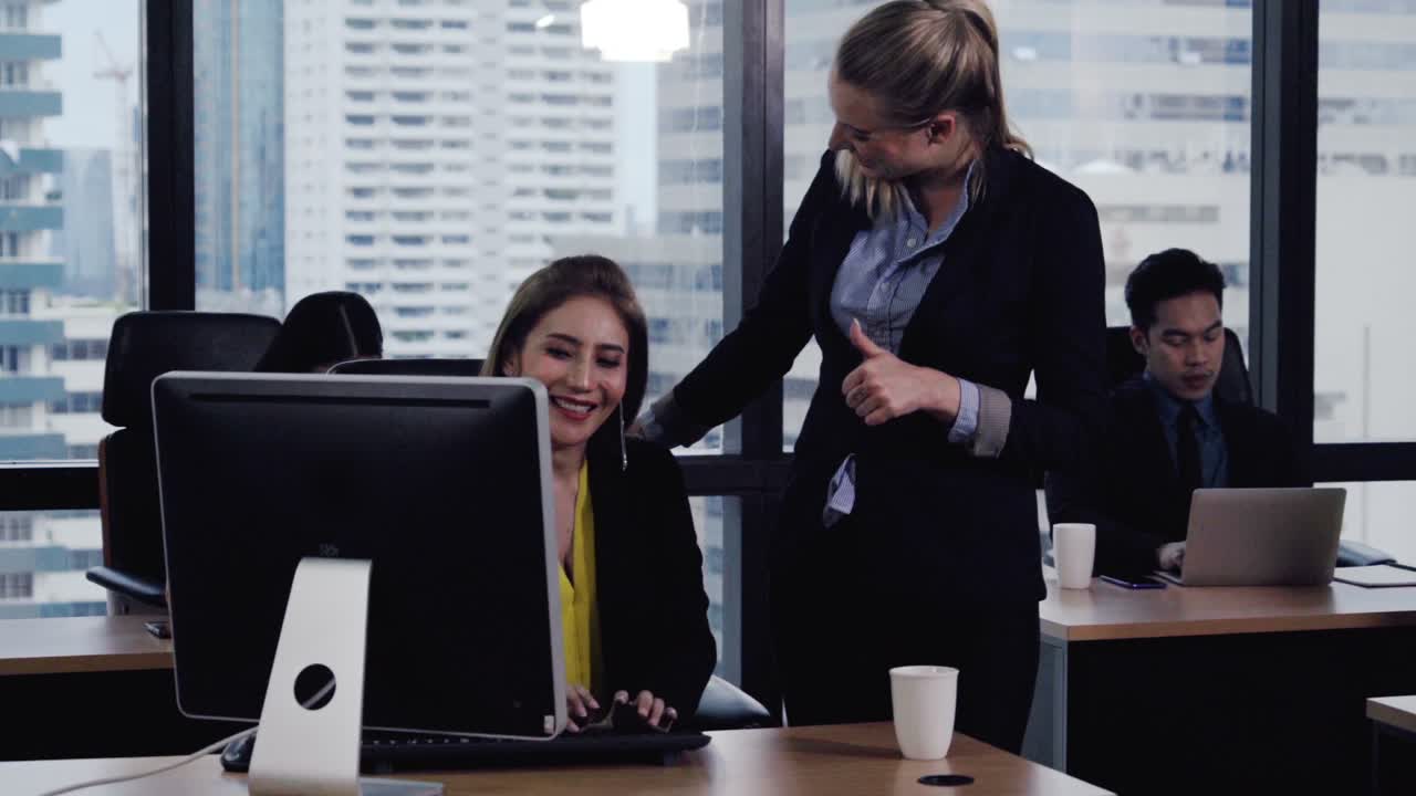 el joven líder da consejos a la joven trabajadora.