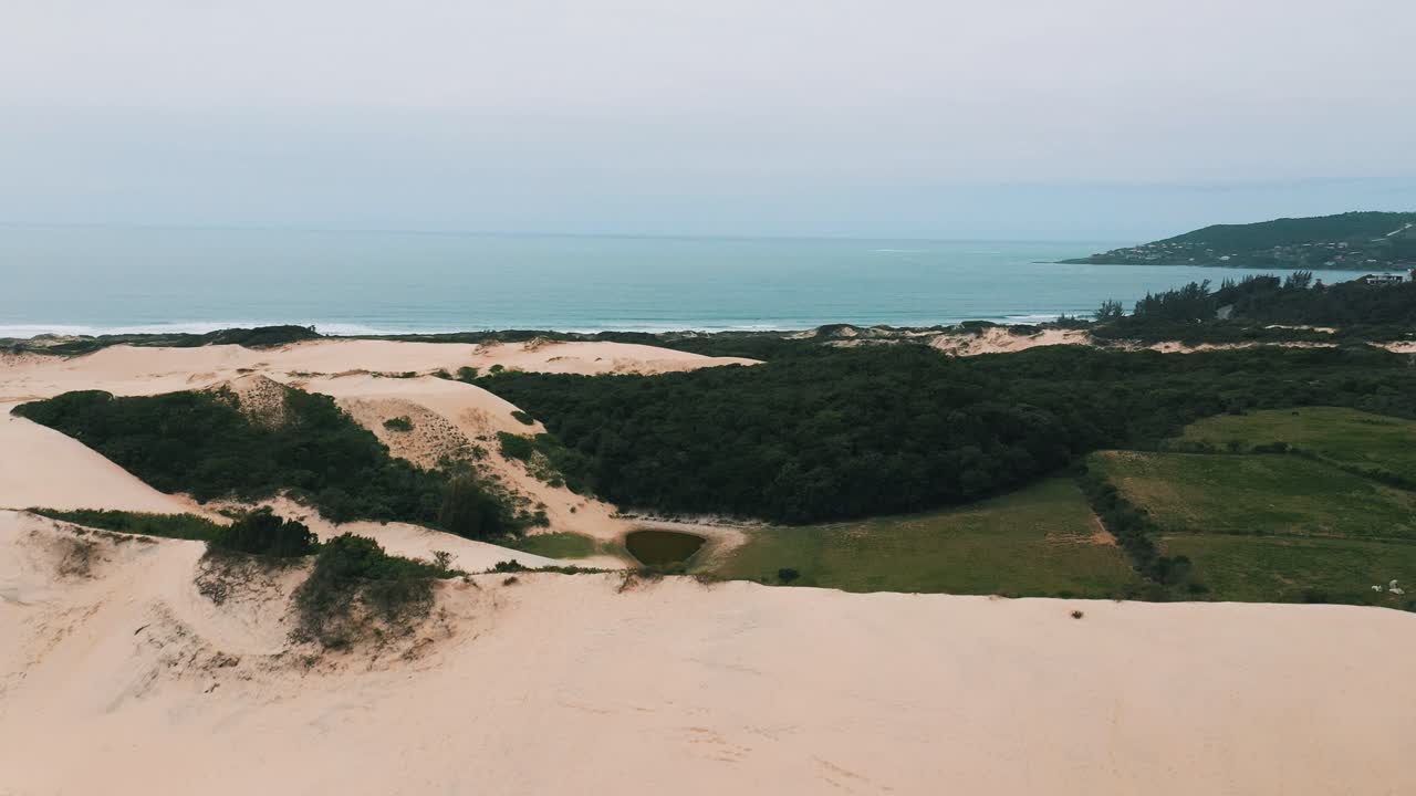 vista aérea que establece la toma de la playa de garopaba