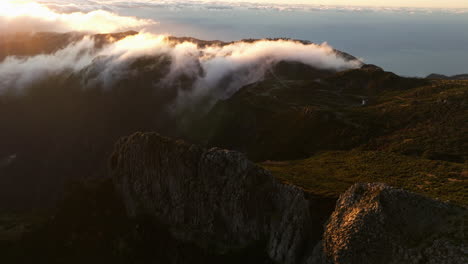vuele sobre impresionantes vistas en la caminata por la montaña pico do areeiro durante el amanecer en la isla de madeira, portugal
