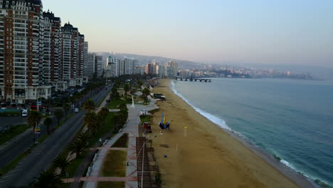 Fliegen-Bei-Sonnenuntergang-Am-Ufer-In-Valparaiso