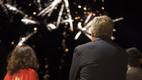 Rotating-shot-of-a-family-watching-a-firework-display