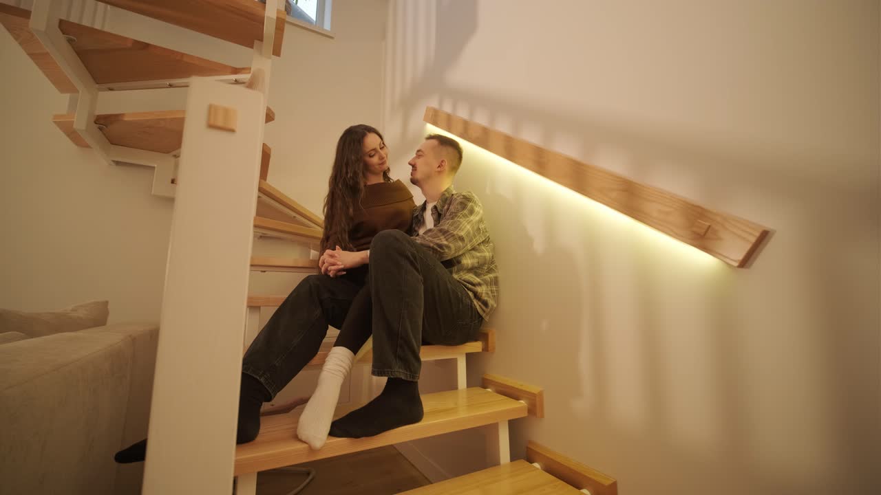 una pareja enamorada está pasando tiempo en casa.