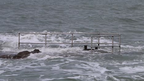 Barandillas-Y-Escalones-Engullidos-Por-Una-Marea-Alta