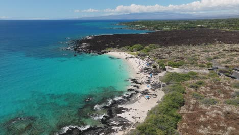 volando sobre un campo de lava a una playa virgen en hawaii-1