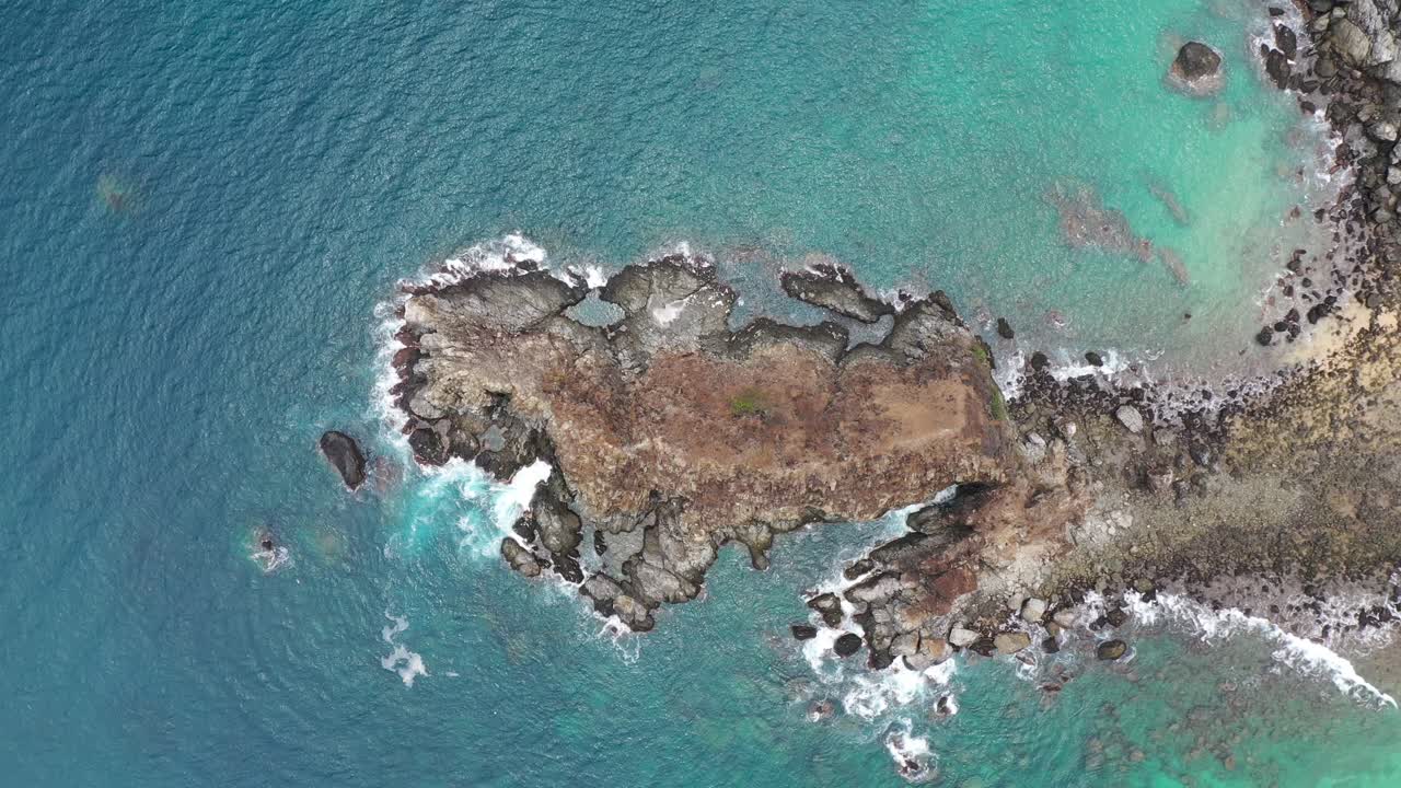 vista de aviones no tripulados de las olas que golpean la roca en el archipiélago de fernando de noronha
