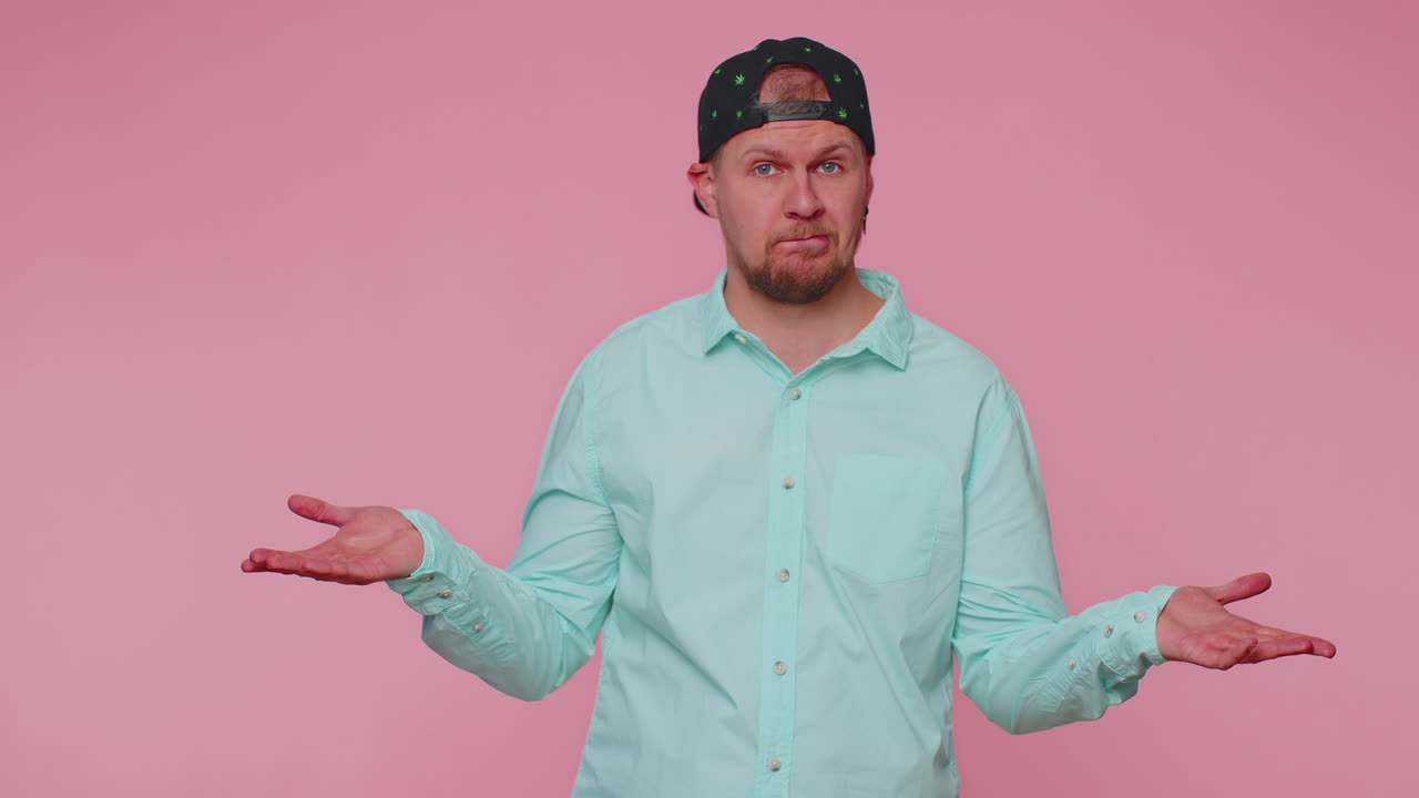 혼란스러운 사람이 모호한 질문에 대해 부끄러워하고, 의심을 가지고 있고, 아무 생각도 없고, 불확실합니다.