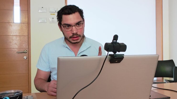 Collaborazione online: Uomo in videoconferenza