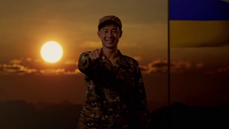 soldado ucraniano señala al espectador durante la puesta del sol
