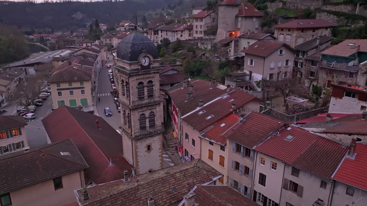 Bagliore dorato avvolge la chiesa a Pont-en-Royans al crepuscolo