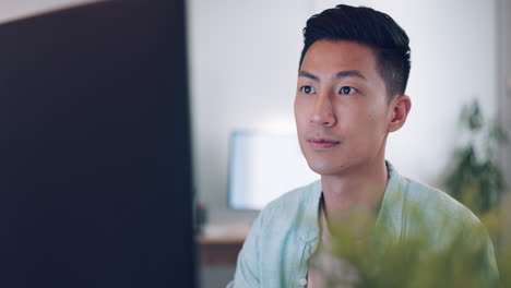 hombre de negocios asiático y emocionado por la empresa