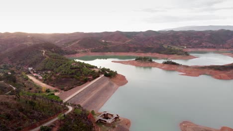 Embalse-De-La-Presa-Arade-Con-Bajos-Niveles-De-Agua