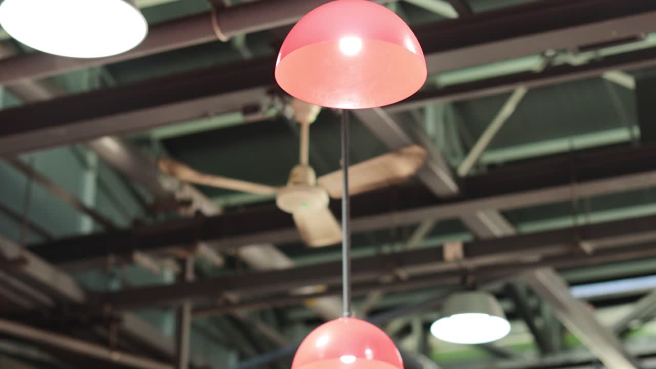 시장 환경에서 천장 팬과 조명