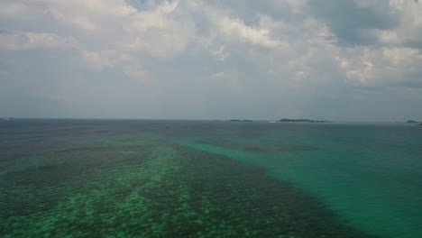 Flaches-Wasser-Mitten-Im-Meer