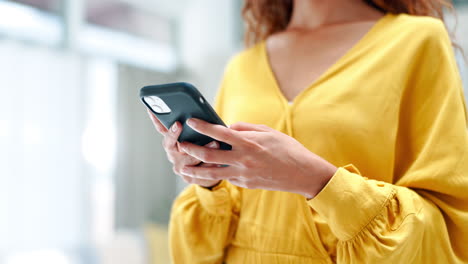 teléfono, manos y casa mujer escribiendo en ui