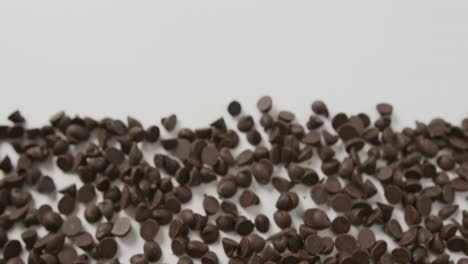 video de un primer plano de varios trozos de chocolate con espacio de copia sobre un fondo blanco