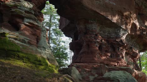 un primer plano de una formación rocosa roja única en altschlossfelsen, alemania