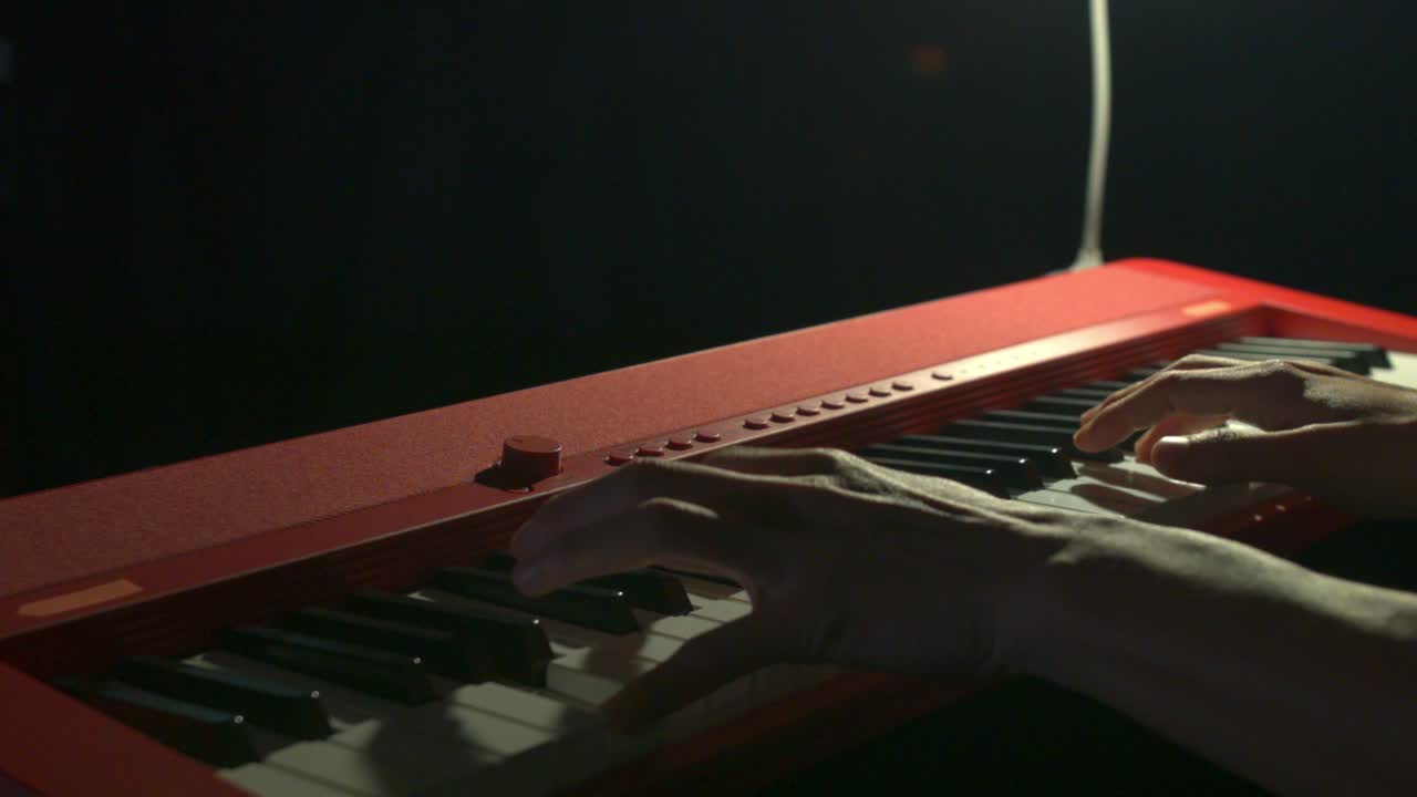 un pianista experto toca un piano eléctrico rojo en esta impresionante actuación en solitario