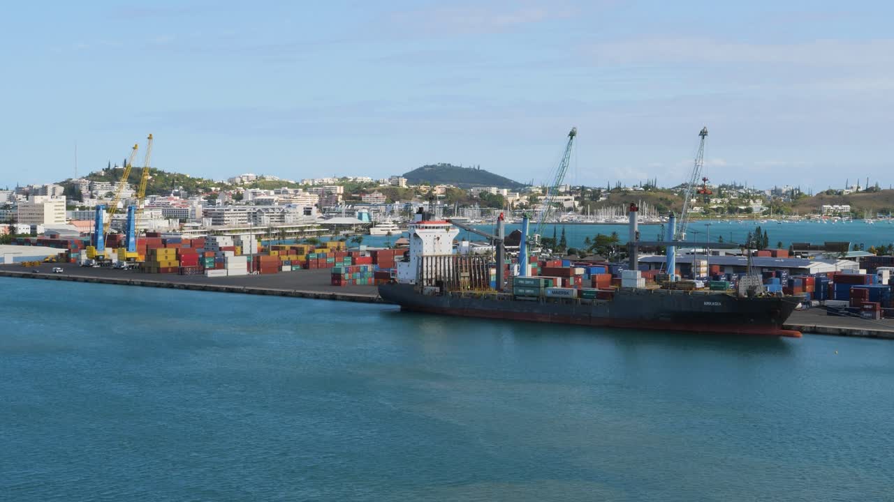 노우메아, 항구 컨테이너 터미널과 배경의 도시