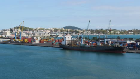 noumea, terminal portuario de contenedores y la ciudad en el fondo
